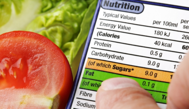 Personne lisant une étiquette alimentaire