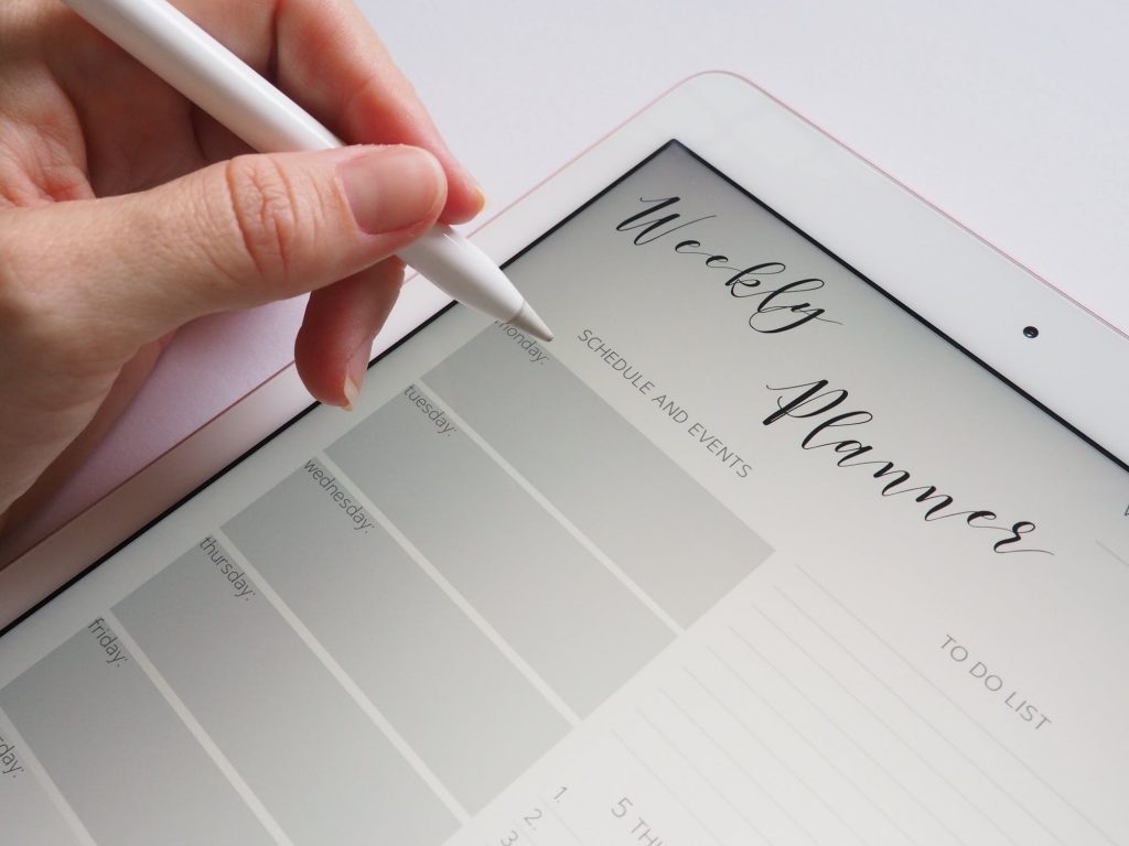 Plan de la semaine inscrit sur une tablette
