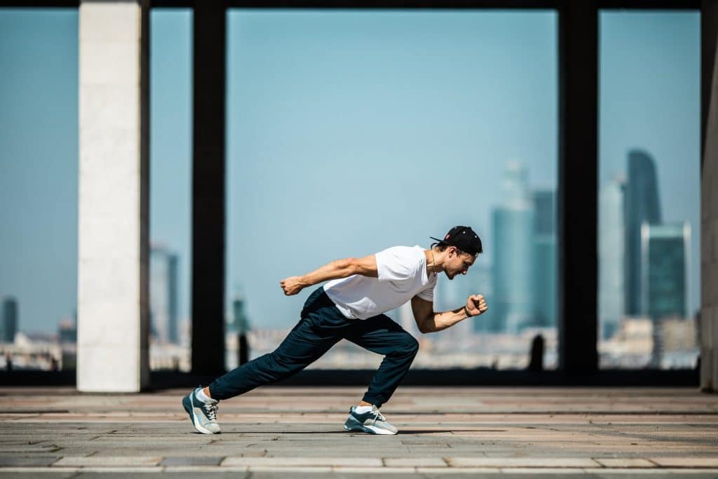 Homme qui s'apprête à courir